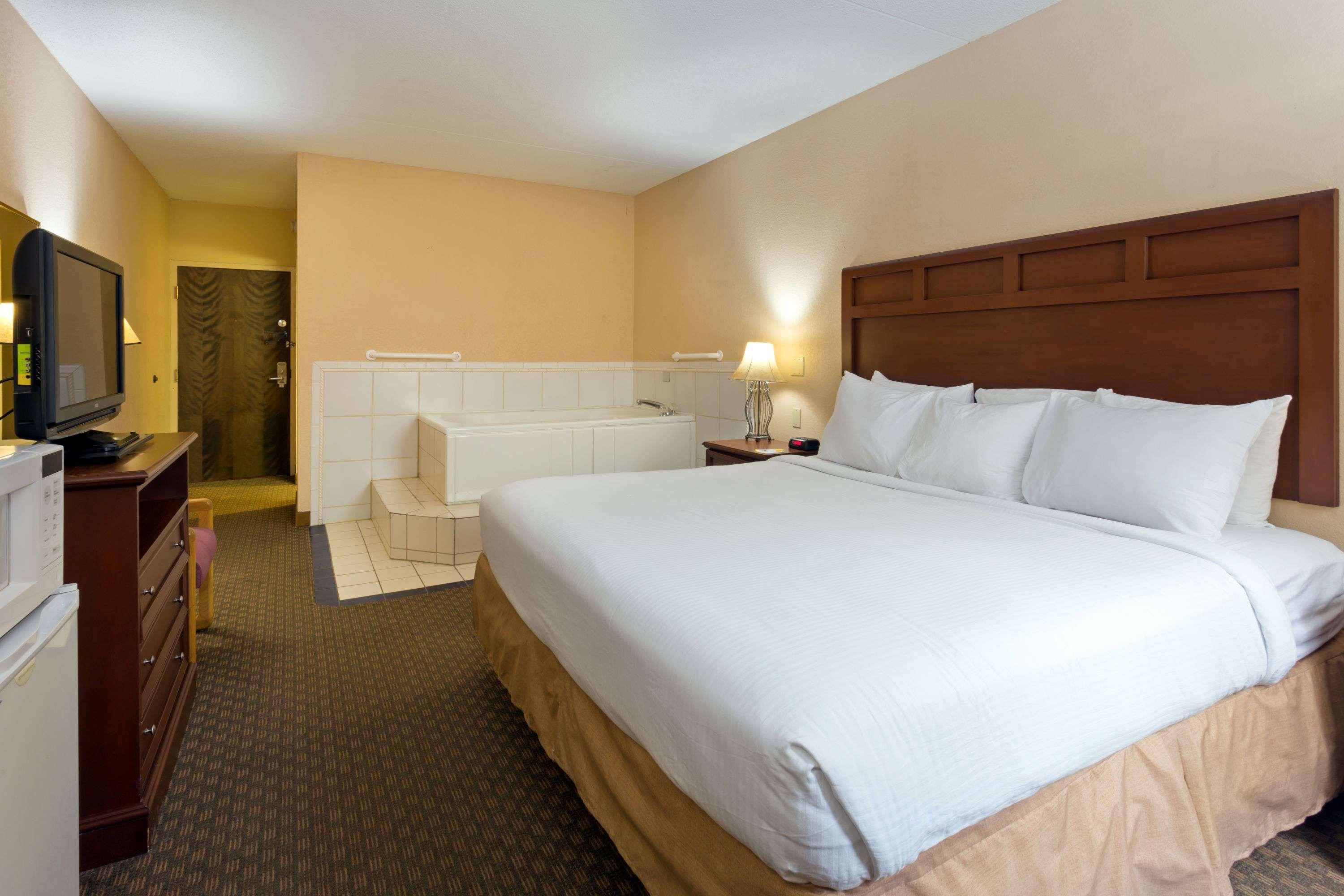 Days Inn & Suites By Wyndham Northwest Indianapolis Exterior foto