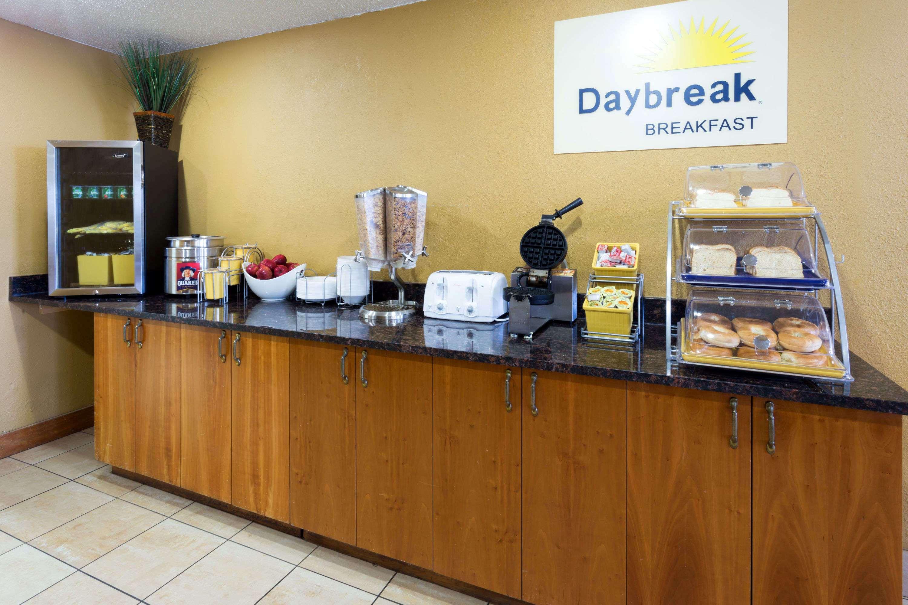 Days Inn & Suites By Wyndham Northwest Indianapolis Exterior foto